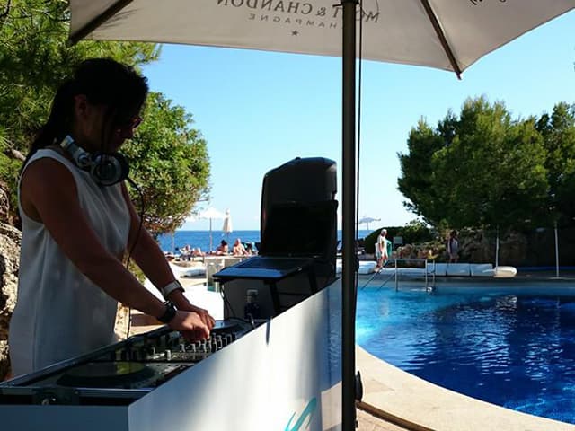 Le Pool Club, Lidia